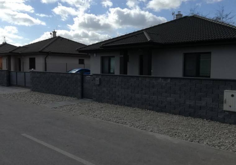 Stavba plotu a zhotovenie parkoviska
