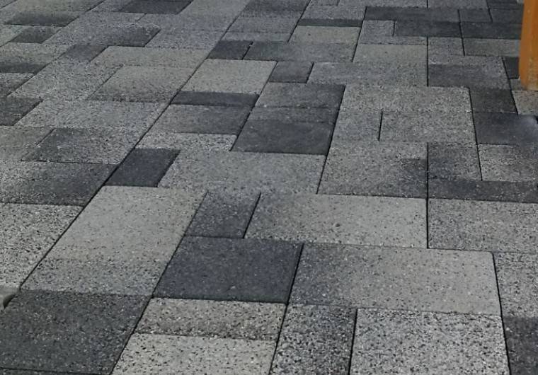 Terasy a parkovacie státie - Devín
