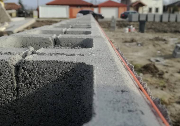 Výstavba múru z tvárníc Preblok a monolit