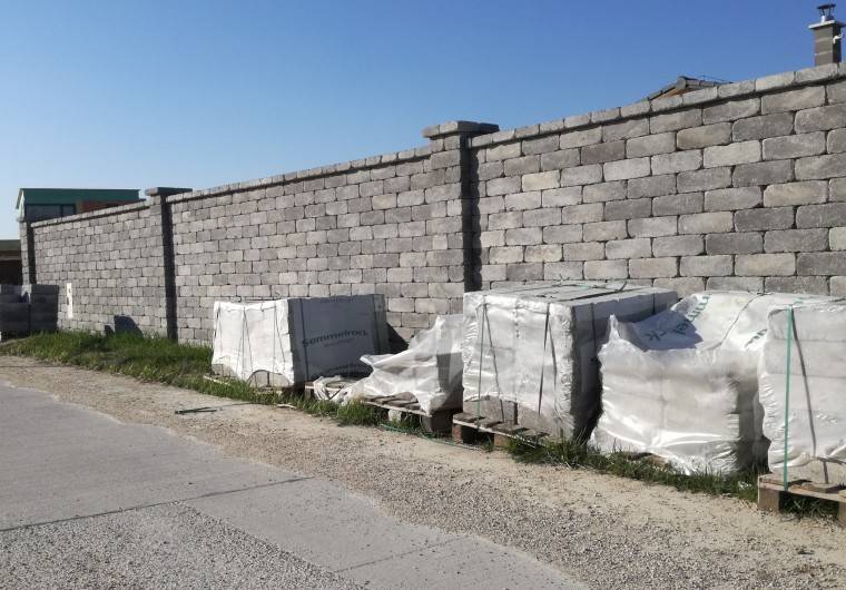 Výstavba plotu